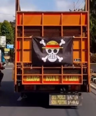 Wamendagri Tidak Masalah Warga Kibarin Bendera One Piece