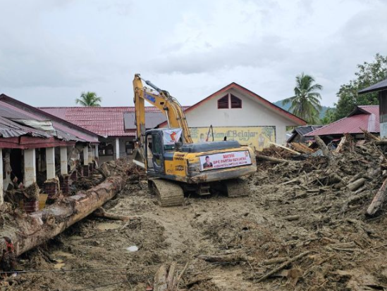 gerindra-tapsel-membantu-bersihkan-sd-yang-tertimbun