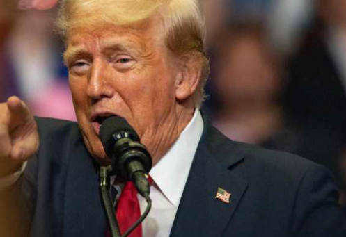 Trump Menyerang Oposisi Gunakan Ucapan Selamat Natal