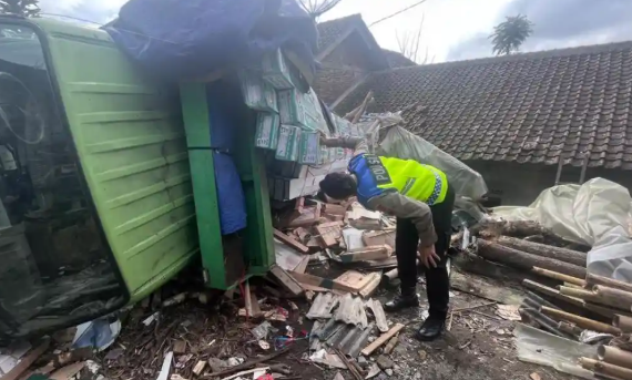 Truk di Magelang Gagal Menanjak Dan Timpa Gubuk Warga