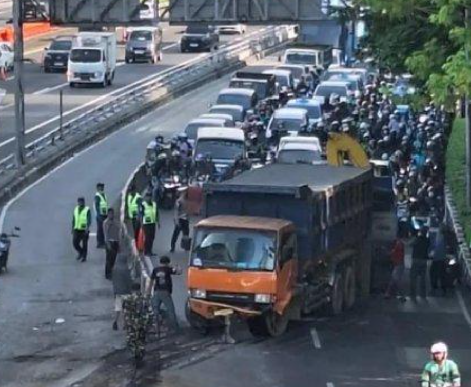 Truk Tabrak Halte TransJ di daerah Gatsu
