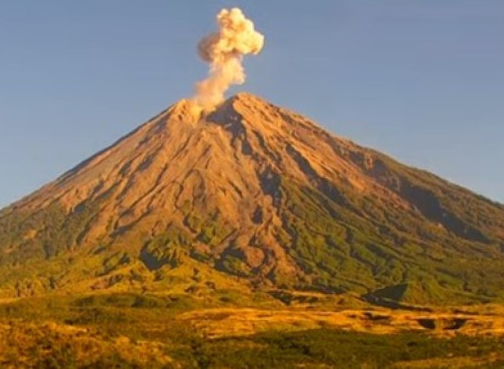 Gunung Semeru Alami Erupsi Sebanyak 2 Kali Pagi Ini
