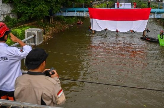 Bendera Indonesia Raksasa Berkibar di Banjir Kanal