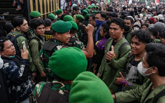 tni-temui-massa-demo-di-polda-metro-jakarta
