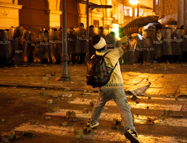 Demo di Peru Berlanjut Sampai Malam Hari