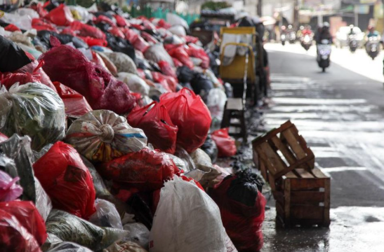 warga-ngeluh-tumpukan-sampah-di-ciputat-usai-banjir