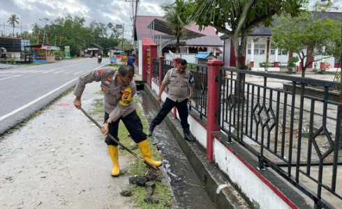 polisi-warga-meranti-kerja-sama-bersihkan-selokan