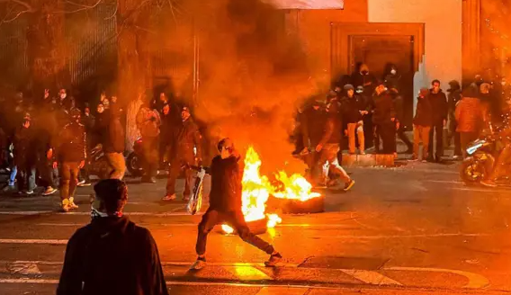 Kerusuhan di Iran Terjadi, Ribuan Tewas dalam Demo