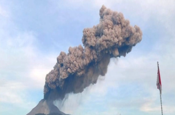 Erupsi Gunung Lewotobi, Abu Tebal di Flores